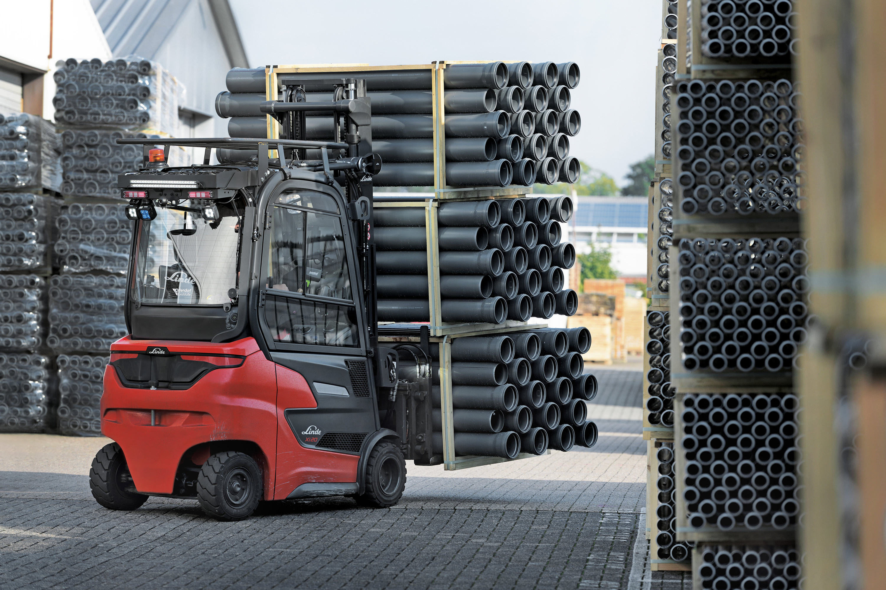 Linde Xi20 aan het werk op een buitenterrein