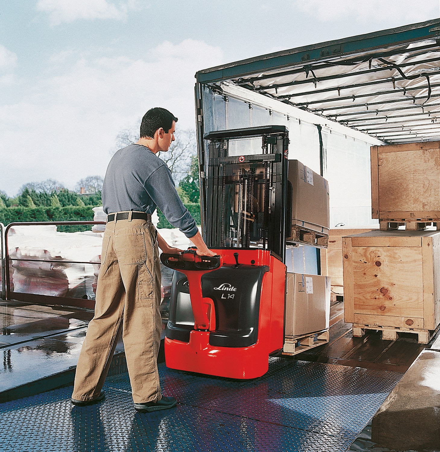 Linde L124 elektrische pallettruck rijdt vrachtwagen binnen