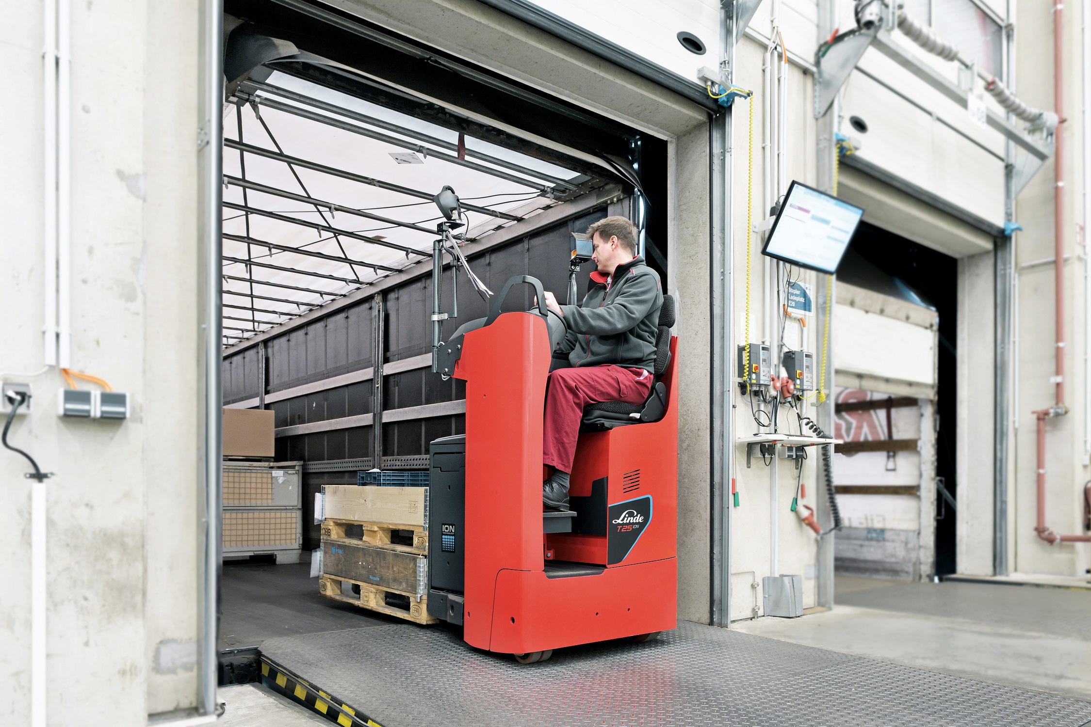 Linde T25 rijdt vrachtwagen binnen aan laadplatform