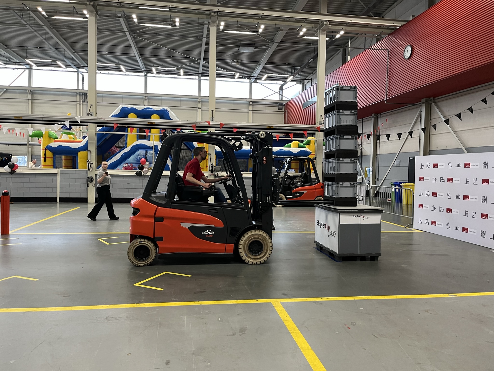 Voorronde HeftruckCup kratten stapelen