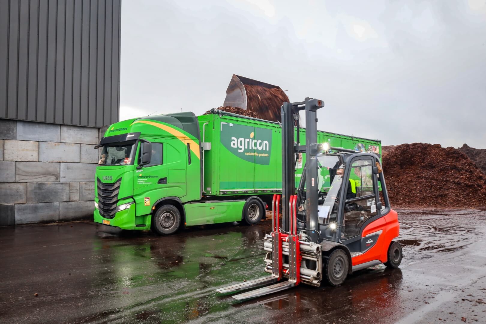 Linde heftruck rijdt op buitenterrein van Agricon