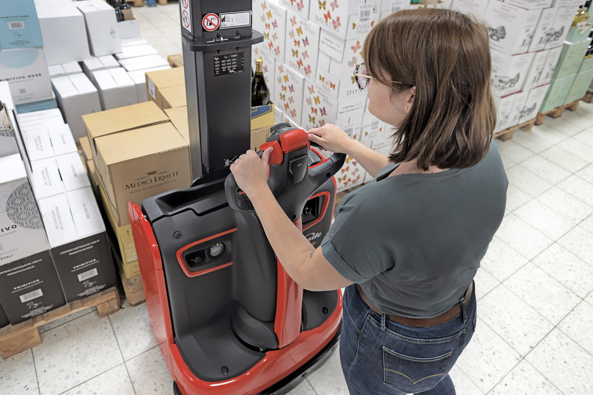 Compacte double stock stapelaars en pallettrucks voor het opslaan en transport van goederen 